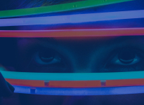 des lumières et des yeux qui regardent l'objectif