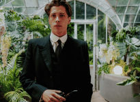 Main character in a botanical garden, pipe in hand. © Panenka en Ilias Van Bambost 