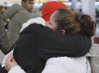 Deux personnes qui se font un câlin