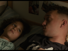 Teenager talking with a kid in a child bed ©Scope Pictures
