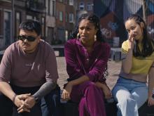 Three young people sitting on a bench @ Sequel Prod / RTBF / Proximus