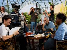 Crew talking on set at the botanical garden © Panenka en Ilias Van Bambost