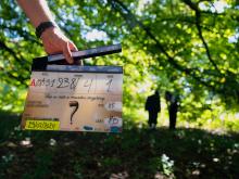 Clapperboard in a forest set © Panenka en Ilias Van Bambost