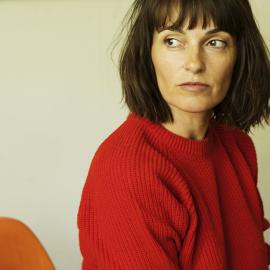 En tant que comédienne, Amélie a reçu une formation classique et pluridisciplinaire au Conservatoire Royal de Bruxelles. Elle a complété sa formation en étudiant la technique de l'Actors Studio à Paris. 