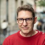 Yann Ollivier, homme, pull marin rouge et lunettes