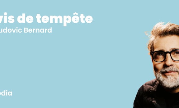 Fond bleu ciel avec l’écriture blanche