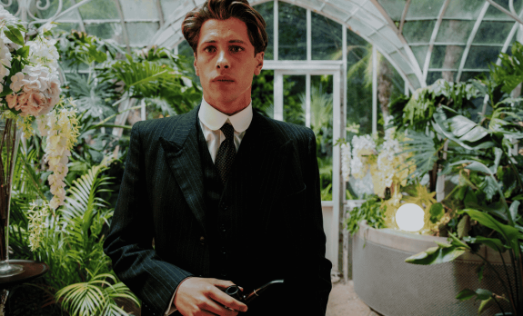Main character in a botanical garden, pipe in hand. © Panenka en Ilias Van Bambost 